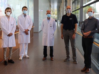 Professor Beer von der Uniklinik Ulm und Professor von Schwerin von der Technischen Hochschule Ulm mit ihrem Team