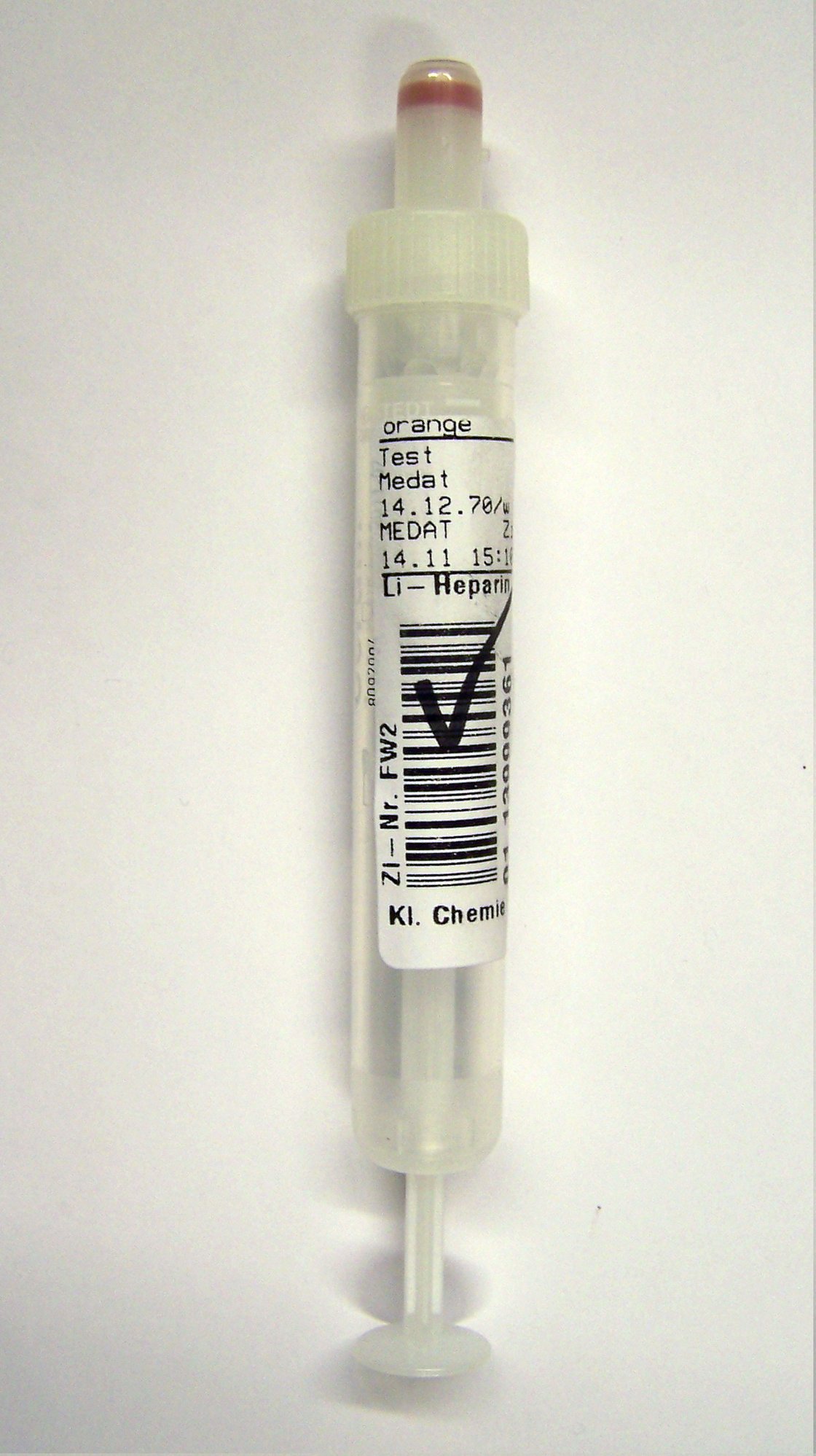 Bild einer 1,8 ml Serummonovette bei der mit Filzstift auf den Barcode gemalt wurde.
