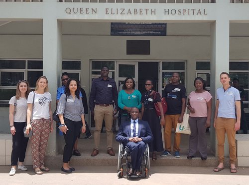 Professor Thomas Kapapa mit seinen Ulmer und malawischen Kolleg*innen vor dem Klinikum in Blantyre.