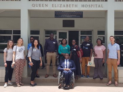 Professor Thomas Kapapa mit seinen Ulmer und malawischen Kolleg*innen vor dem Klinikum in Blantyre.