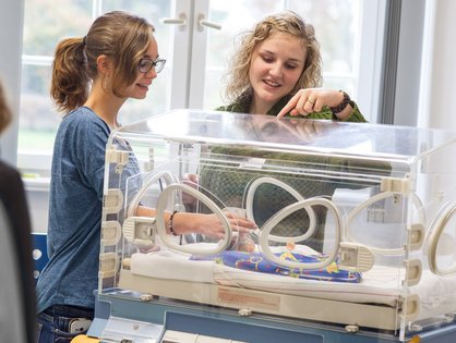 Der Tag der offenen Tür an der Akademie für Gesundheitsberufe des Universitätsklinikums Ulm bietet ein abwechslungsreiches Programm.