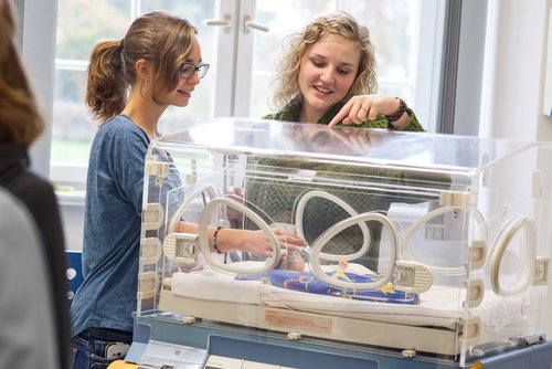 Der Tag der offenen Tür an der Akademie für Gesundheitsberufe des Universitätsklinikums Ulm bietet ein abwechslungsreiches Programm.