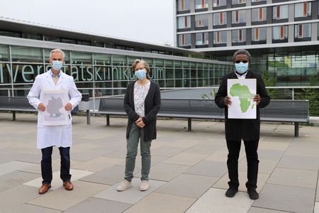 Gruppenfoto (v.l.) Prof. Dr. Meinrad Beer, Ärztlicher Direktor der Klinik für Diagnostische und Interventionelle Radiologie am Universitätsklinikum Ulm, Rita Ermer, Vorsitzende des Vereins „Baraka – Kinderhilfe Kilimandscharo e.V.“ und Pfarrer Dr. Amedeus Macha, Pfarrvikar aus Fellbach und Vorsitzender des afrikanischen Träger-Vereins des St. Monica Krankenhauses. 