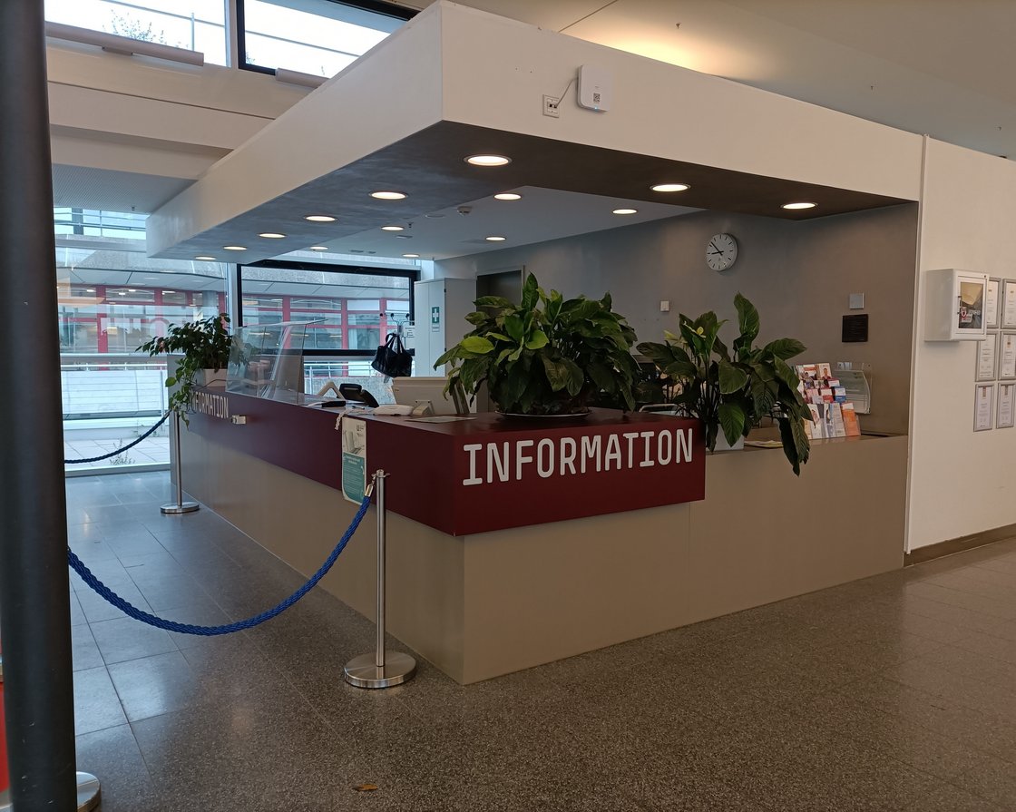 Theke der Information am Haupteingang der Chirurgischen Klinik