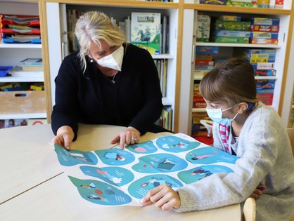 Eine junge Patientin in der Kinderklinik löst zusammen mit der Therapeutin das Rätsel zum Thema Kinderrechte. 