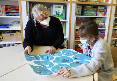 Eine junge Patientin in der Kinderklinik löst zusammen mit der Therapeutin das Rätsel zum Thema Kinderrechte. 