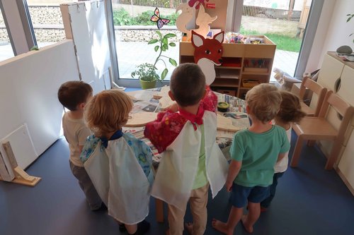 Die Kinder der Kindertagesstätte „Fuchsbau“ beim Bemalen der Jungfüchse.