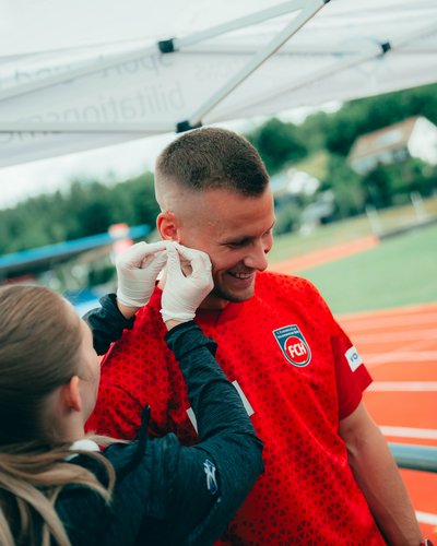 Isabell Bopp, medizinisch-technische Assistentin der Sektion Sport- und Rehabilitationsmedizin am Universitätsklinikum Ulm, bei der Laktat-Leistungsdiagnostik mit dem Fußballer des 1. FC Heiden-heim Adrian Beck.