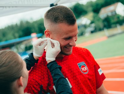 Isabell Bopp, medizinisch-technische Assistentin der Sektion Sport- und Rehabilitationsmedizin am Universitätsklinikum Ulm, bei der Laktat-Leistungsdiagnostik mit dem Fußballer des 1. FC Heiden-heim Adrian Beck.