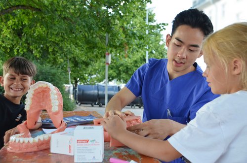 Student Will Qian demonstriert, wobei es beim Zähne putzen ankommt.