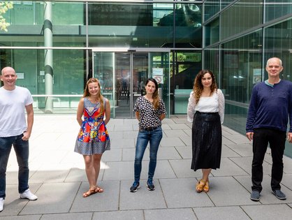 Das Forschungsteam aus dem Institut für Molekulare Virologie des Universitätsklinikums Ulm. (v.l.) Dr. Konstantin Sparrer, Caterina Prelli Bozzo, Dr. Meta Volcic, Rayhane Nchioua und Prof. Frank Kirchhoff.