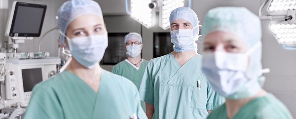OP- und Anästhesiepfeger in Dienstkleidung im OP