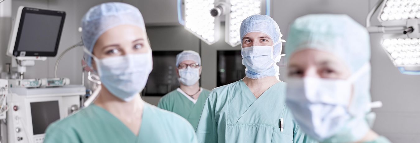 Vier OP- und Anästhesiepfleger in einem Operationssaal