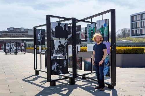 Fotograf Heiko Grandel steht vor der Ausstellung