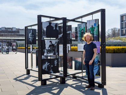 Fotograf Heiko Grandel steht vor der Ausstellung