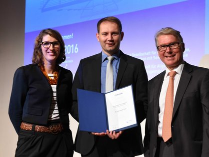 Bei der Preisverleihung (von links nach rechts): Juliane Hüppe - Geschäftsführerin der Olympus Europa Stiftung, Hamburg - Dr. med. Eugen Zizer, Ulm - Professor Dr. med. Bertram Wiedenmann, Berlin (Quellenangabe ©DGVS / Thomas Hauss)