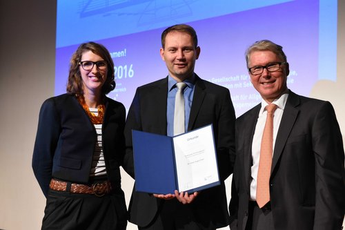 Bei der Preisverleihung (von links nach rechts): Juliane Hüppe - Geschäftsführerin der Olympus Europa Stiftung, Hamburg - Dr. med. Eugen Zizer, Ulm - Professor Dr. med. Bertram Wiedenmann, Berlin (Quellenangabe ©DGVS / Thomas Hauss)