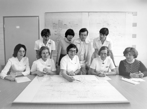 Das Leitungsgremium des Pflegesektors 1978 bei einer Besprechung der Baupläne für die Medizinische Klinik am Oberen Eselsberg, in der Mitte Ilse Schulz (Foto: Stadtarchiv Ulm, Adler)