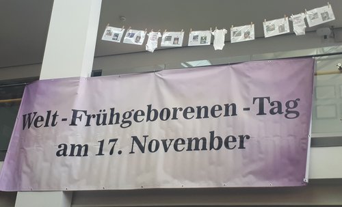 Banner im Eingangsbereich der Kinderklinik