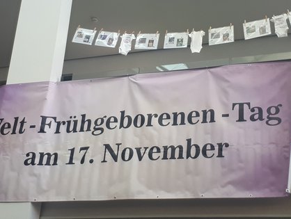 Banner im Eingangsbereich der Kinderklinik