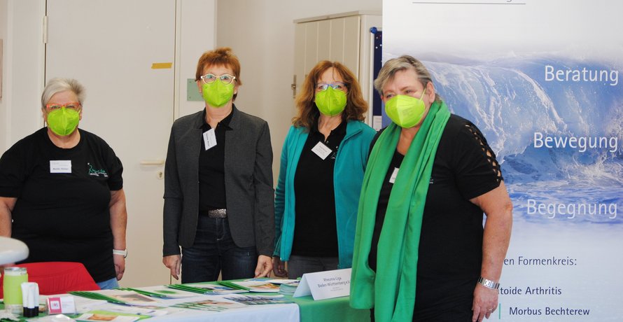 Vier Damen, die die Rheuma-Liga, Arbeitsgemeinschaft Ulm, an ihrem Stand präsentieren