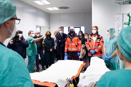 Medizinstudierende stellten in einer Simulation dar, wie realitätsnah sie die Akutversorgung schwerverletzter Patientinnen und Patienten am UKU praktisch üben können. 