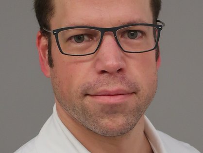 Dr. Richard-Tobias Moeller, Facharzt in der Klinik für Unfall-, Hand-, Plastische und Wiederherstellungschirurgie des Universitätsklinikums Ulm