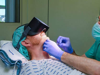 Patient mit Virutal-Reality Brille im Operationssaal