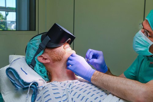 Patient mit Virutal-Reality Brille im Operationssaal