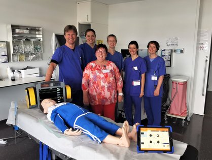 In der Sektion Neonatologie und pädiatrische Intensivmedizin am UKU können medizinische Notfälle mithilfe zwei gespendeter Simulationspuppen geübt werden.