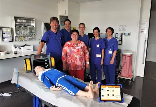 In der Sektion Neonatologie und pädiatrische Intensivmedizin am UKU können medizinische Notfälle mithilfe zwei gespendeter Simulationspuppen geübt werden.