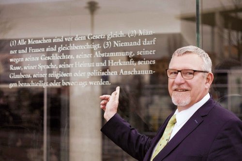 Prof. Fegert vor der Klinik