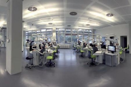 Blick in die dentale Simulationsklinik am Zentrum für Zahn-, Mund- und Kieferheilkunde