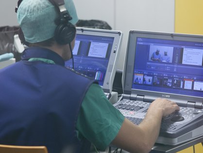 Konzentrierte Arbeit der Regie vor dem OP_UK Ulm