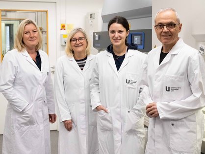 Prof. Dr. Christian Sinzger (r.) und sein Team (v.l.) Kerstin Laib Sampaio, Dagmar Stöhr und Nina Weiler. 