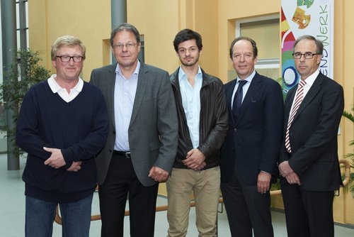 v.l.: Prof. Dr. A. Schulz, Roberts Vater, Robert, Prof. Dr. K.-M. Debatin, Prof. Dr. H. Schrezenmeier