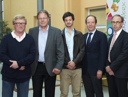 v.l.: Prof. Dr. A. Schulz, Roberts Vater, Robert, Prof. Dr. K.-M. Debatin, Prof. Dr. H. Schrezenmeier