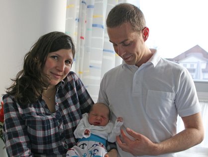 Der kleine Leo ist das 3.000ste Baby, das 2016 in der Ulmer Frauenklinik geboren wurde (Foto: Universitätsklinikum Ulm)