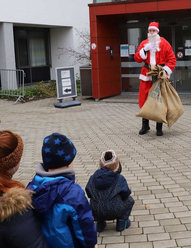 Für die Kinder hat der Nikolaus Schokolade mitgebracht. 