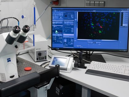 Diese Apparatur zur konfokalen Mikroskopie visualisiert Virus-infizierte Zellen