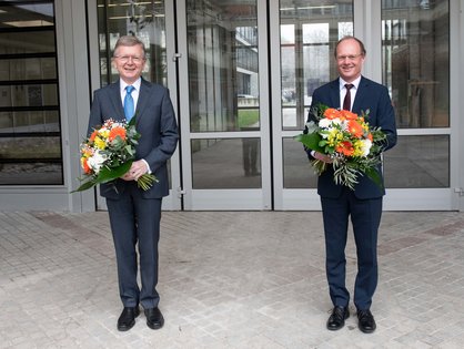 Im Amt bestätigt: Universitätspräsident Prof. Michael Weber (rechts) und Kanzler Dieter Kaufmann