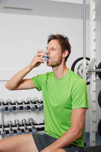 Wenn Spitzensportler Asthmaspray einnehmen, steigern sie dann möglicherweise ihre Leistung? Antworten auf diese Frage soll die neue Studie der Uniklinik Ulm liefern. Fotoquelle: Universitätsklinikum Ulm/Matthias Schmiedel  