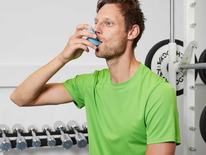 Wenn Spitzensportler Asthmaspray einnehmen, steigern sie dann möglicherweise ihre Leistung? Antworten auf diese Frage soll die neue Studie der Uniklinik Ulm liefern. Fotoquelle: Universitätsklinikum Ulm/Matthias Schmiedel  