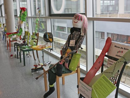 Selbsthilfegruppen gestalteten Stühle, die zur gemeinsamen Bewältigung von Lebenskrisen einladen (Foto: Universitätsklinikum Ulm)