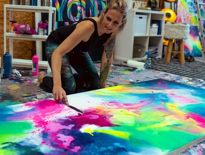 Künstlerin Christin Kirchner in ihrem Atelier