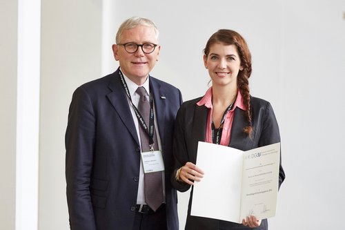 1.	Prof. Dr. Reinhard Hoffmann (DGOU-Generalsekretär) und die Preisträgerin Dr. Melanie Haffner-Luntzer (Foto: © Intercongress).