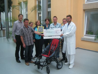 von links: PD Dr. Peter Meißner (Oberarzt in der Universitätsklinik für Kinder- und Jugendmedizin), Uli Baur (1. Vorsitzender MV Einsingen), Nicola Riedlinger und Christina Becker (beide Stationsleitung Station 2), Sabine Oberböster (Pflegedienstleitung), Tim Goll (Korpsführer MV Einsingen), Holger Breitinger (2. Vorsitzender MV Einsingen) und Prof. Dr. Helmut Hummler (Leiter der Sektion Neonatologie und Pädiatrische Intensivmedizin) bei der Scheckübergabe am Dienstag, den 19. Juli 2011 in der Universitätsklinik für Kinder- und Jugendmedizin (Foto: NN)