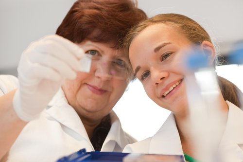 Der Tag der offenen Tür an der Akademie für Gesundheitsberufe des Universitätsklinikums Ulm bietet ein abwechslungsreiches Programm.