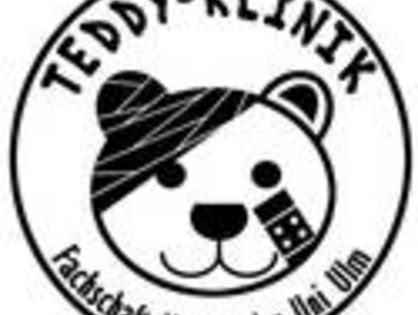Logo Teddyklinik / Kleine Teddy-Mama, die bei der letztjährigen Teddybärenklinik gemeinsam mit einer Teddy-Ärztin ihr krankes Kuscheltier verarztet (Foto: UK Ulm)