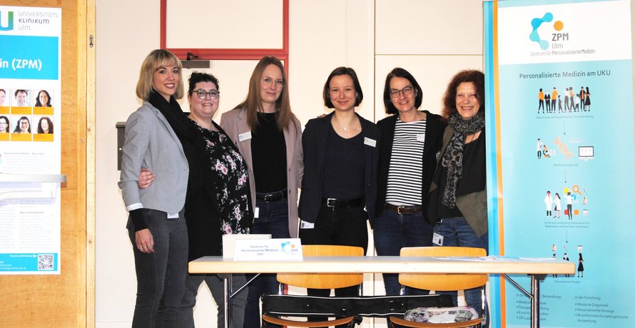Sechs Frauen am ZPM-Info-Stand